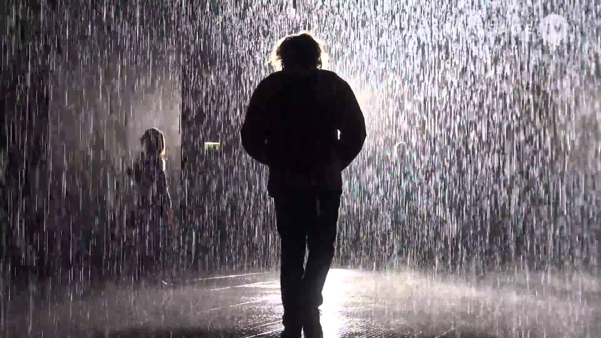 Попросить дождя. Человек под дождем. Человек идет под дождем. Мужчина под дождем. Дождь одиночество.